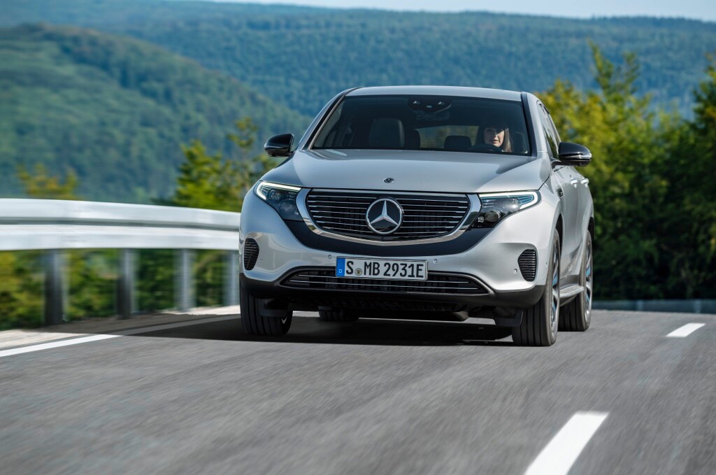 Llega el SUV eléctrico de Mercedes, el EQC. Y como suele ser norma en la marca, lo hace a lo grande, con una autonomía de 471 kilómetros y nuevas vías en el campo de la electromovilidad.