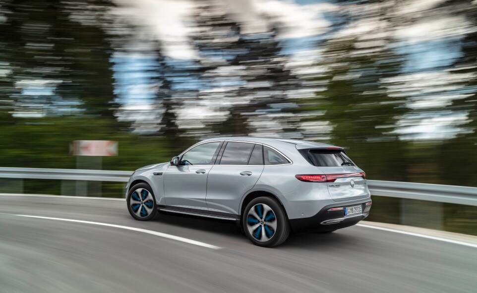 Llega el SUV eléctrico de Mercedes, el EQC. Y como suele ser norma en la marca, lo hace a lo grande, con una autonomía de 471 kilómetros y nuevas vías en el campo de la electromovilidad.