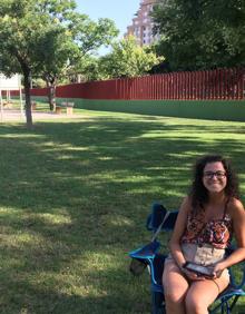 Imagen secundaria 2 - Paelleros del Parque de La Canaleta. Zona para perros. Evelyn, usuaria del parque que disfruta leyendo bajo un árbol.