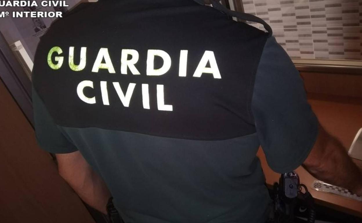 Un agente de la Guardia Civil que ha intervenido en la investigación. 