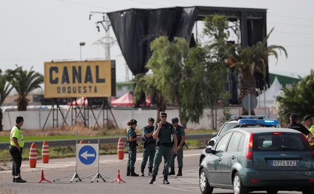 Guardias civiles, impidiendo el acceso al festival.
