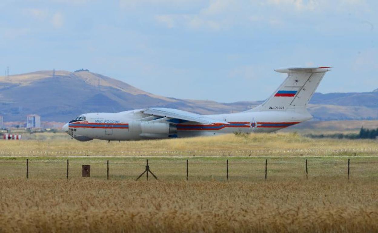 Un avión ruso aterrica en la base turca de Ankara portando la primera parte de los misiles S-400. 