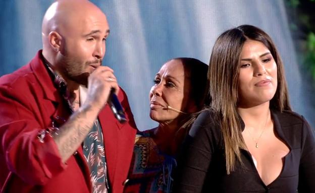 Isabel Pantoja, entre sus hijos Kiko e Isabel, en el plató de 'Supervivientes'.