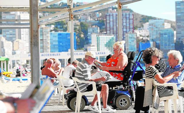 Turistas mayores en la playa de Benidorm. 