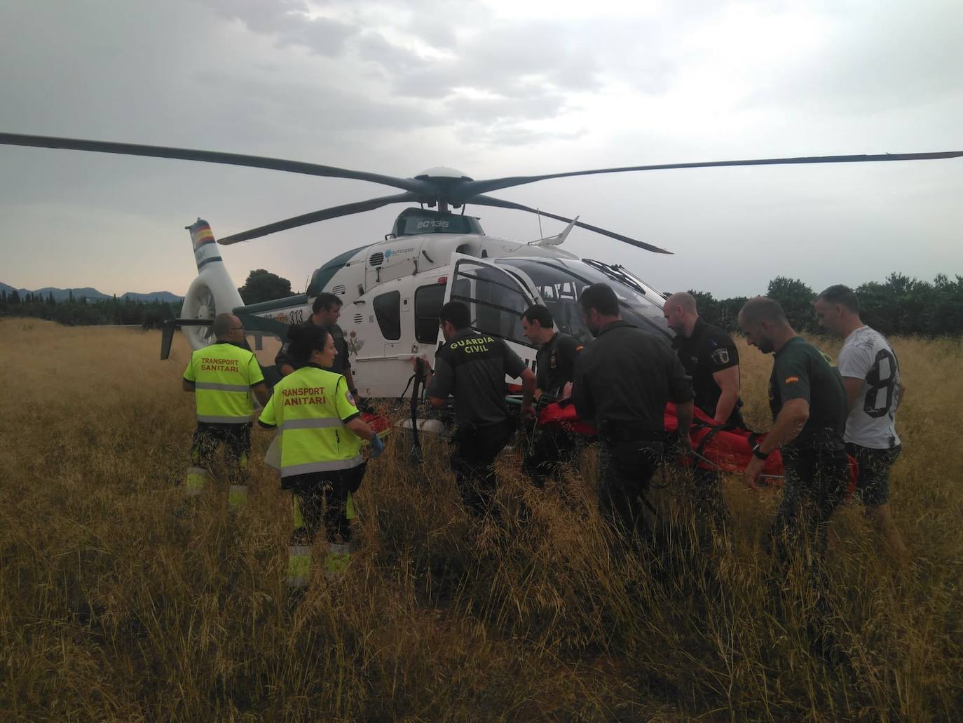 Fotos: Rescatan a un anciano con Parkinson que cayó en un campo de Llíria