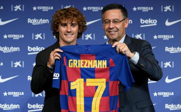 Griezmann, junto a Bartomeu, durante la presentación del francés. 