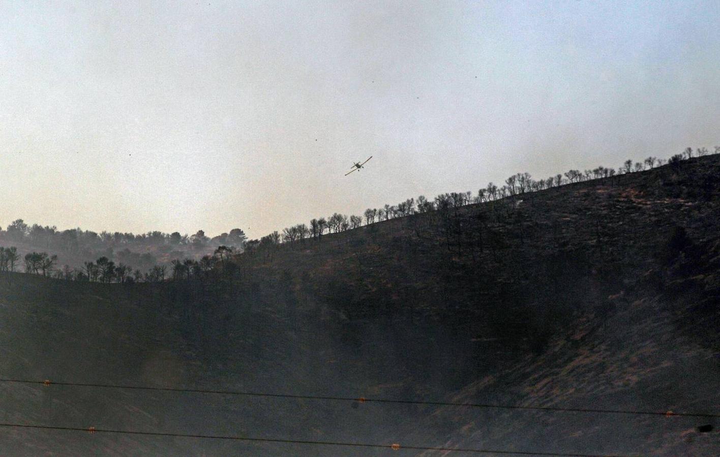 Un incendio forestal en Beneixama (interior norte de Alicante), cerca de la comarca de la Vall d'Albaida (Valencia), ha movilizado a media tarde del lunes a medio centenar de vehículos y equipos terrestres y una quincena de aéreos.