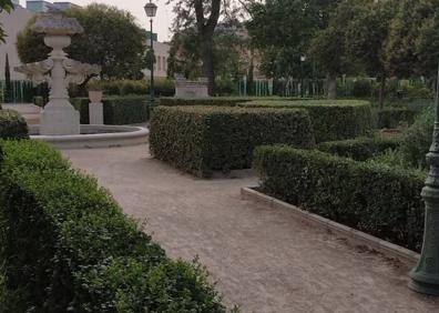 Imagen secundaria 1 - Imágenes 1 y 2: zonas de abundante vegetación en los Jardines de Viveros. Imagen 3: Luis Miguel Pradas, vecino que suele acudir con sus hijos al parque. 