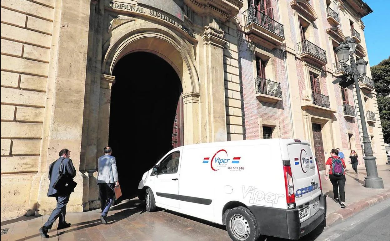 El TSJ ha comenzado una mudanza que le llevará a permanecer durante cinco años en el número 2 de la calle Historiador Chabás debido a la reforma integral del Palacio de Justicia, ubicado frente a la Glorieta.