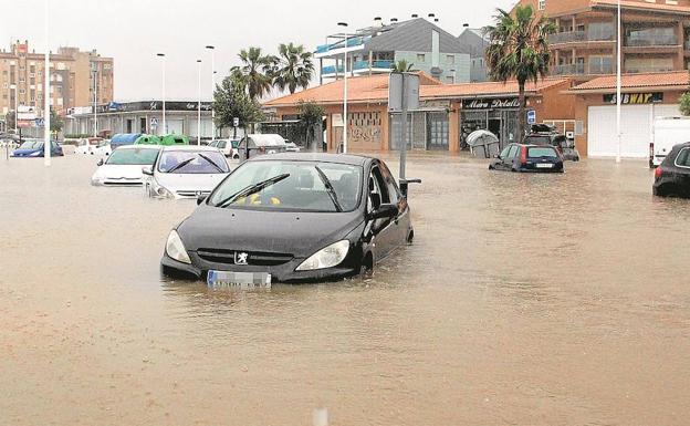 Calles anegadas por las lluvias de Semana Santa en La Marina. 