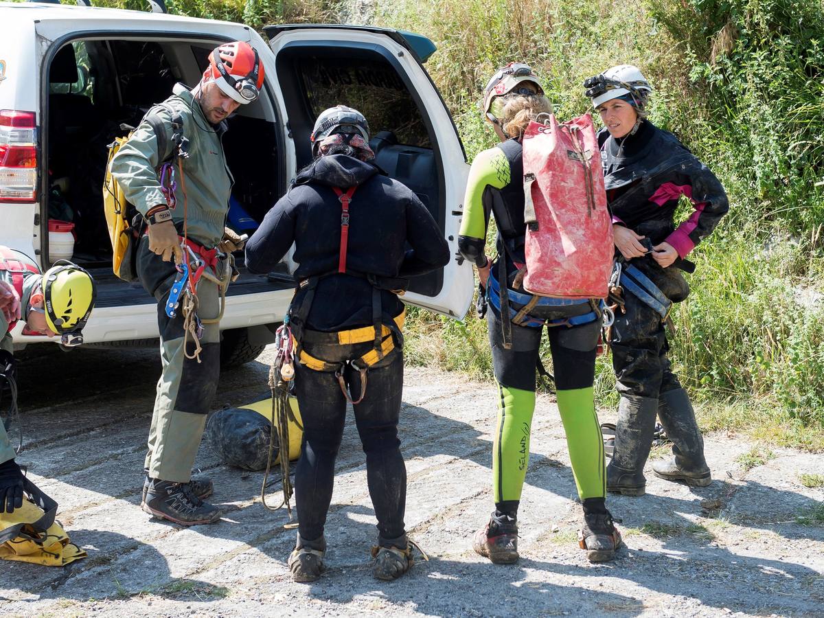 Fotos: Rescatadas las tres espeleólogas desaparecidas en una cueva en Cantabria