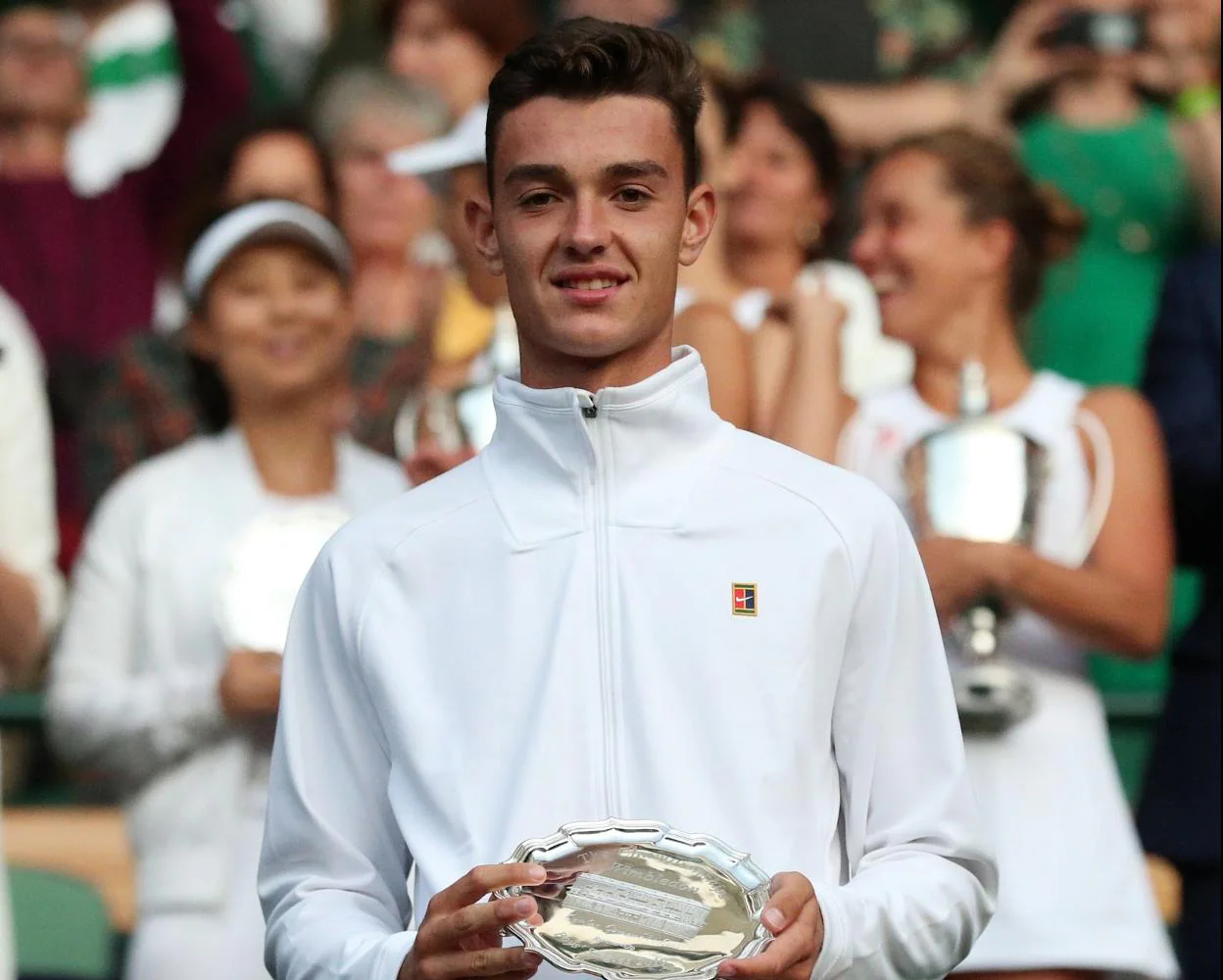 Carlos Gimeno muestra el trofeo de subcampeón júnior de Wimbledon. 