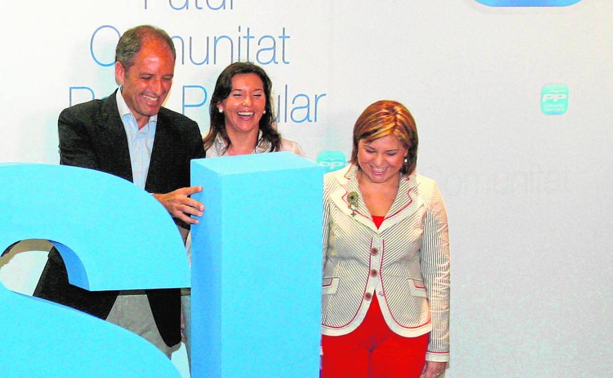 Camps, junto a Mercedes Alonso e Isabel Bonig en un acto de partido.