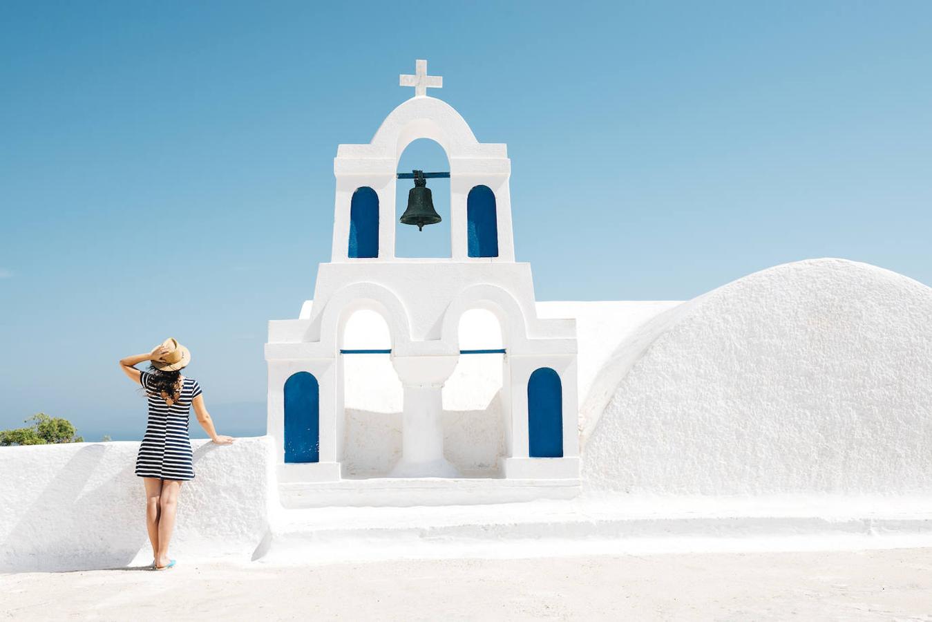 Fotografía en Santorini. Si eres un amante de la fotografía, esta isla griega es el destino perfecto para entrenar tus habilidades con la cámara. Cierto es que el escenario ayuda mucho: casas blancas, un mar turquesa y unos atardeceres de ensueño. Santorini se convierte en el lugar idóneo para sacar el máximo partido a las fotografías y convertir tu pasión en vocación.