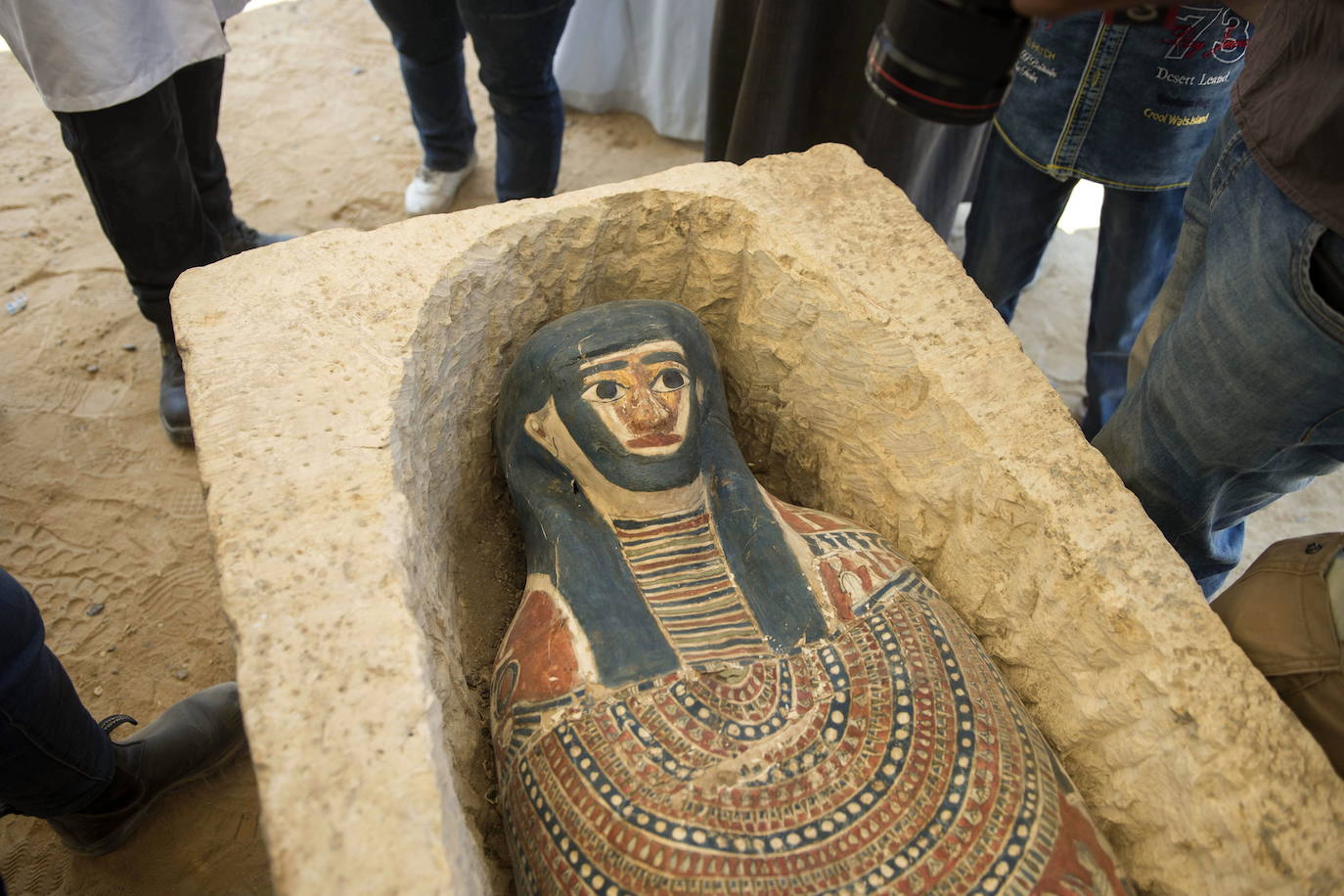 Las autoridades egipcias han abierto el acceso a los turistas de dos pirámides en Dahshur, en el sur de El Cairo, y con ellas se ha desvelado una gran colección de sarcófagos, algunos con momias en buen estado de conservación. Una pirámide construida por el faraón Sneferu, fundador de la cuarta dinastía de los faraones de Egipto, y otra vecina, están accesibles al público por primera vez desde 1965. Desde hace varios años, las autoridades de Egipto anuncian regularmente descubrimientos arqueológicos con el fin de relanzar el turismo, afectado por la inestabilidad política y los atentados registrados tras la revolución egipcia de 2011.