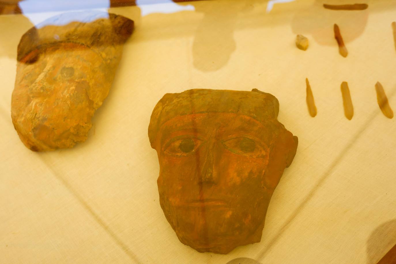 Las autoridades egipcias han abierto el acceso a los turistas de dos pirámides en Dahshur, en el sur de El Cairo, y con ellas se ha desvelado una gran colección de sarcófagos, algunos con momias en buen estado de conservación. Una pirámide construida por el faraón Sneferu, fundador de la cuarta dinastía de los faraones de Egipto, y otra vecina, están accesibles al público por primera vez desde 1965. Desde hace varios años, las autoridades de Egipto anuncian regularmente descubrimientos arqueológicos con el fin de relanzar el turismo, afectado por la inestabilidad política y los atentados registrados tras la revolución egipcia de 2011.