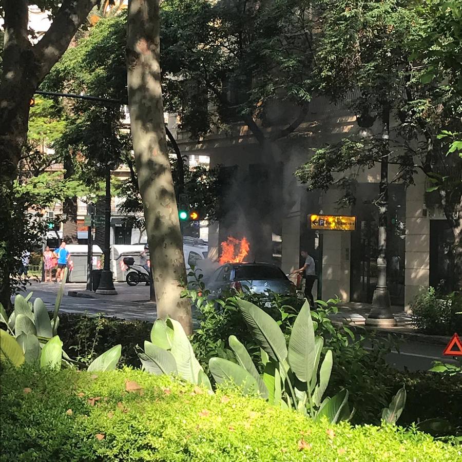 La Gran Vía Marqués del Turia de Valencia y varias calles adyacentes han sido  cortadas por el riesgo de explosión de un coche  que se ha incendiado.