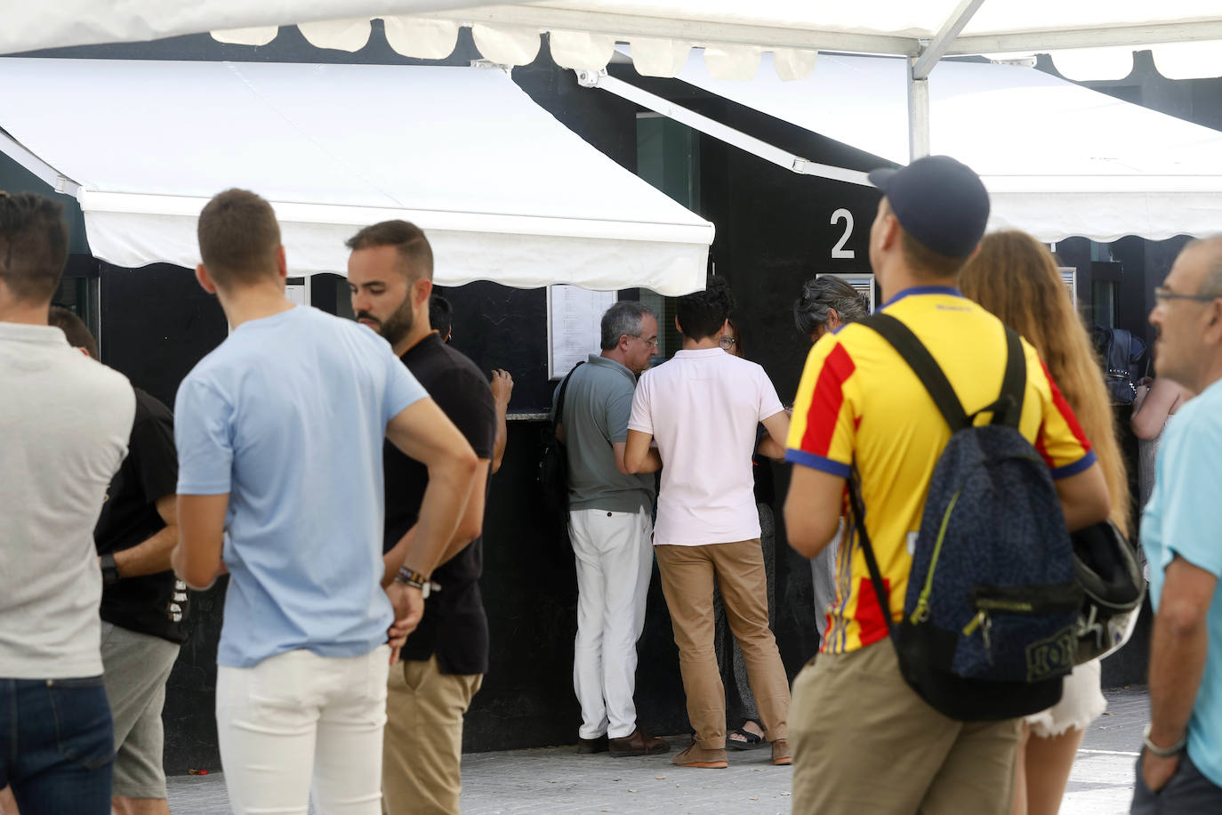 Imágenes de la cola formada por abonados del Valencia CF alrededor del estadio de Mestalla para cambiar de asiento sus abonos