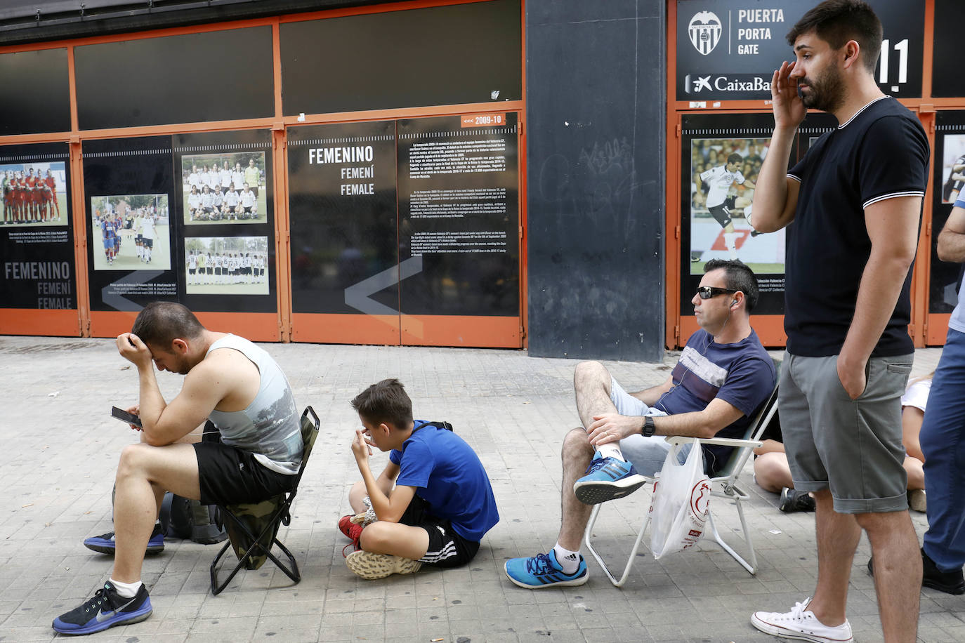 Imágenes de la cola formada por abonados del Valencia CF alrededor del estadio de Mestalla para cambiar de asiento sus abonos