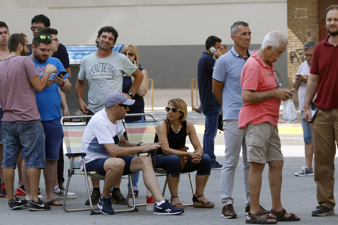 Imágenes de la cola formada por abonados del Valencia CF alrededor del estadio de Mestalla para cambiar de asiento sus abonos