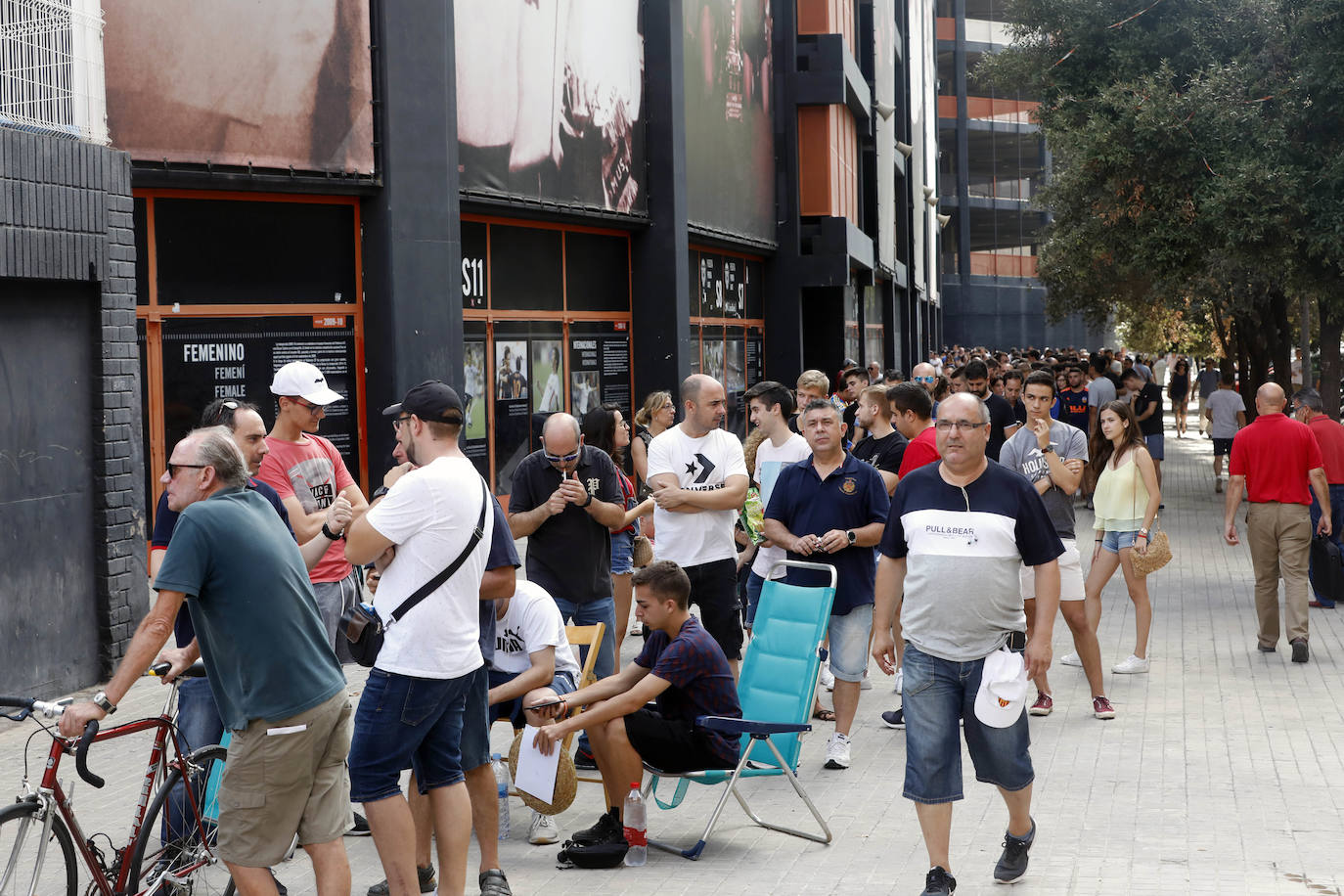 Imágenes de la cola formada por abonados del Valencia CF alrededor del estadio de Mestalla para cambiar de asiento sus abonos