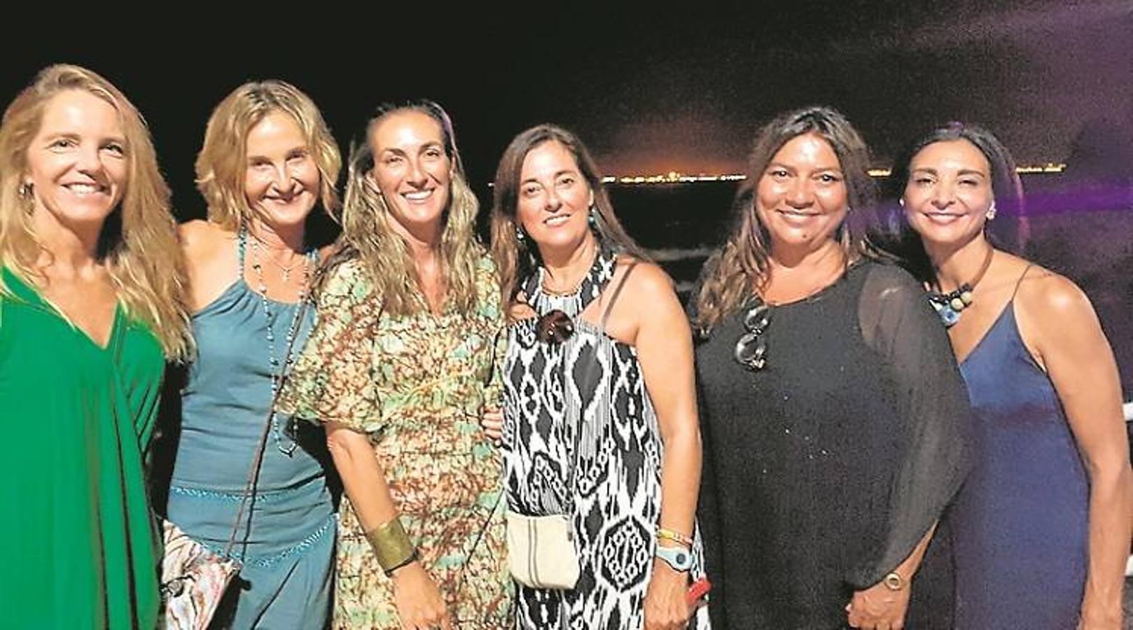 Pili Barandiarán, Elena Martos, Sandra Ruiz de Velasco, Miriam Alegre, Josita Boluda y Teresa Cuadrado en la fiesta de Carlos Bertomeu.