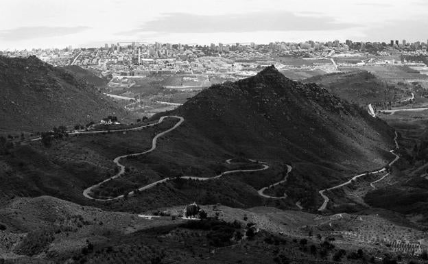 Paraje natural del desierto de las Palmas visto desde la cumbre del Bartolo. Al fondo, Benicàssim. 