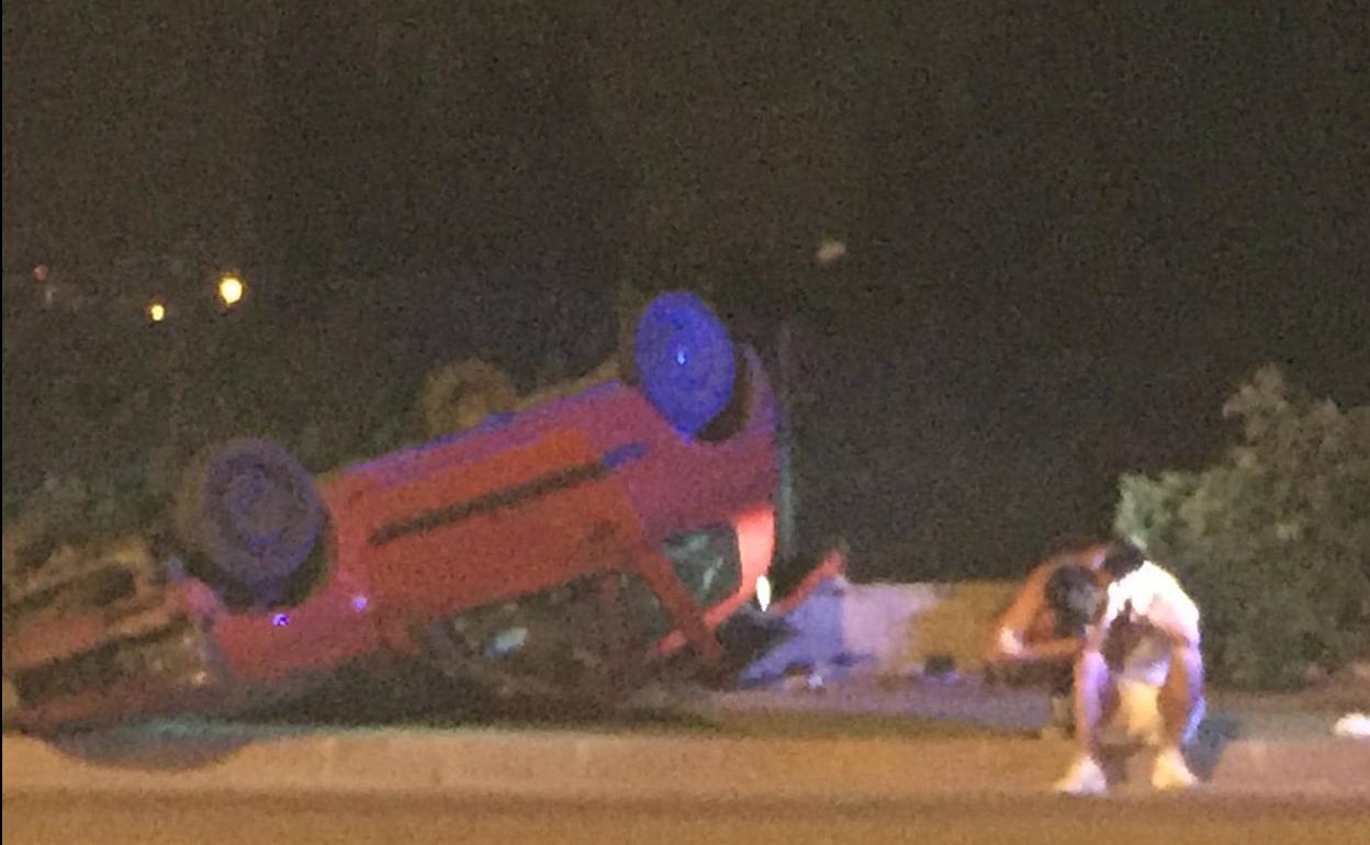 Vehículo volcado en la rotonda de Canet d'En Berenguer.