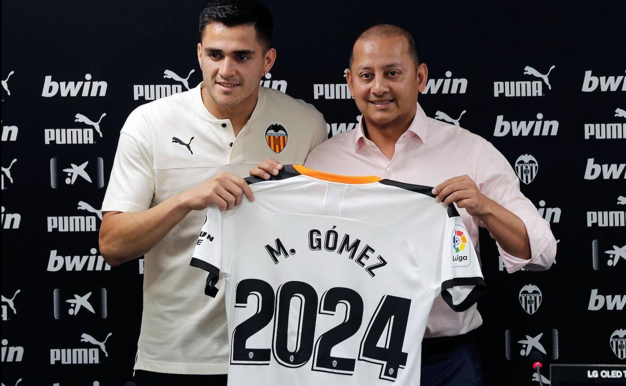 Maxi Gómez y Anil Murthy durante la presentación del jugador en el palco de Mestalla.