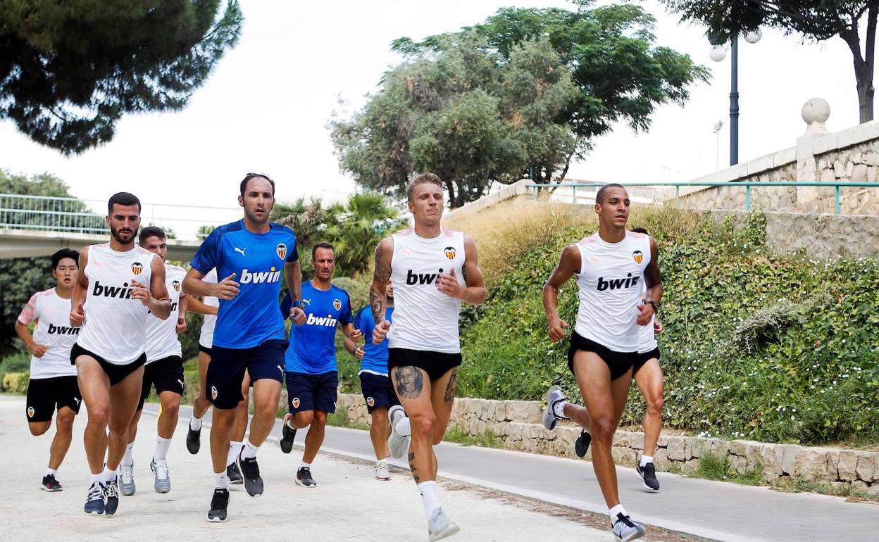 Jugadores del Valencia CF corriendo por el cauce del río Turia.