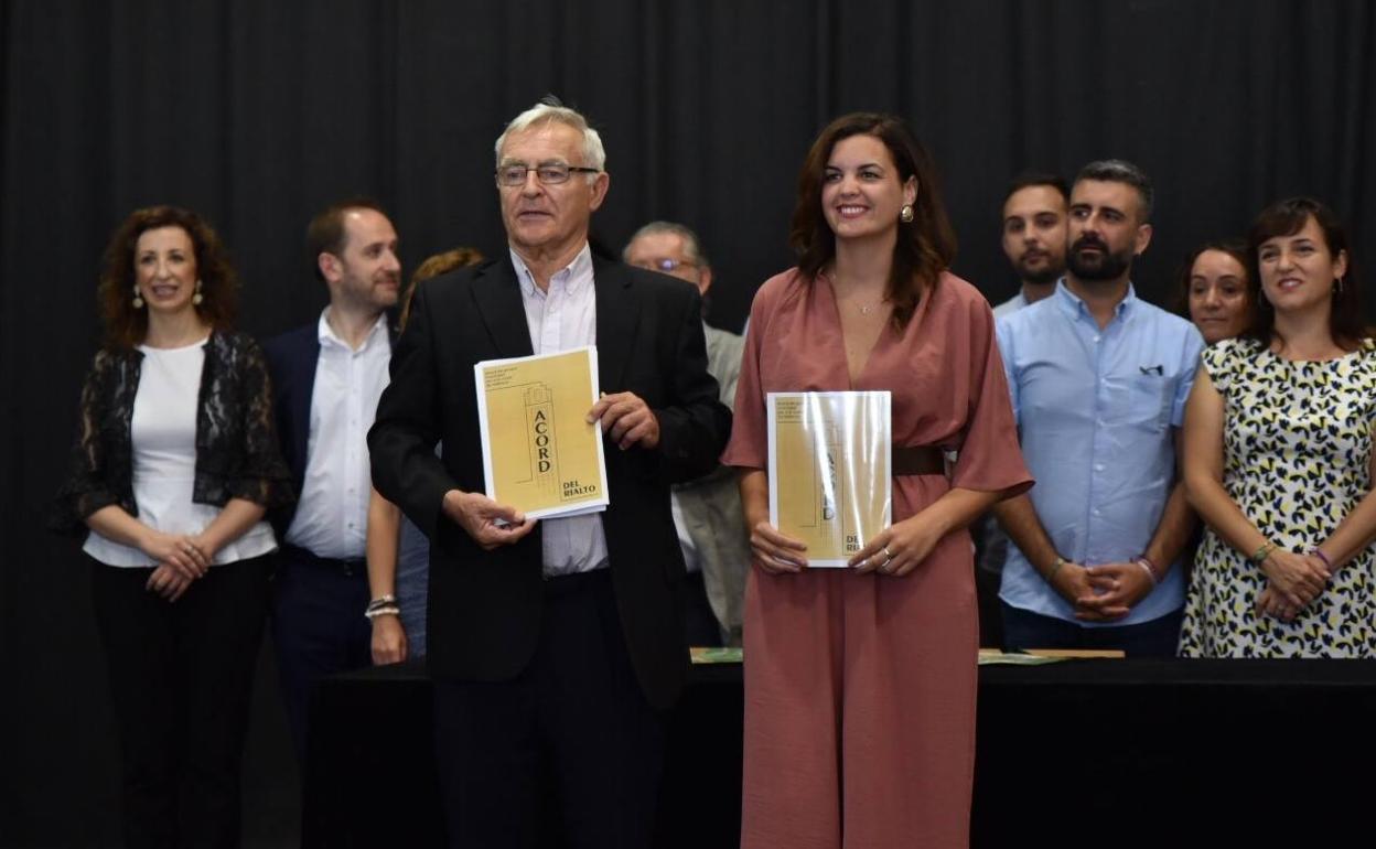 El alcalde de Valencia, Joan Ribó, y la concejala de Renovación Urbana y vicealcaldesa, Sandra Gómez, acompañados por los concejales del gobierno municipal.