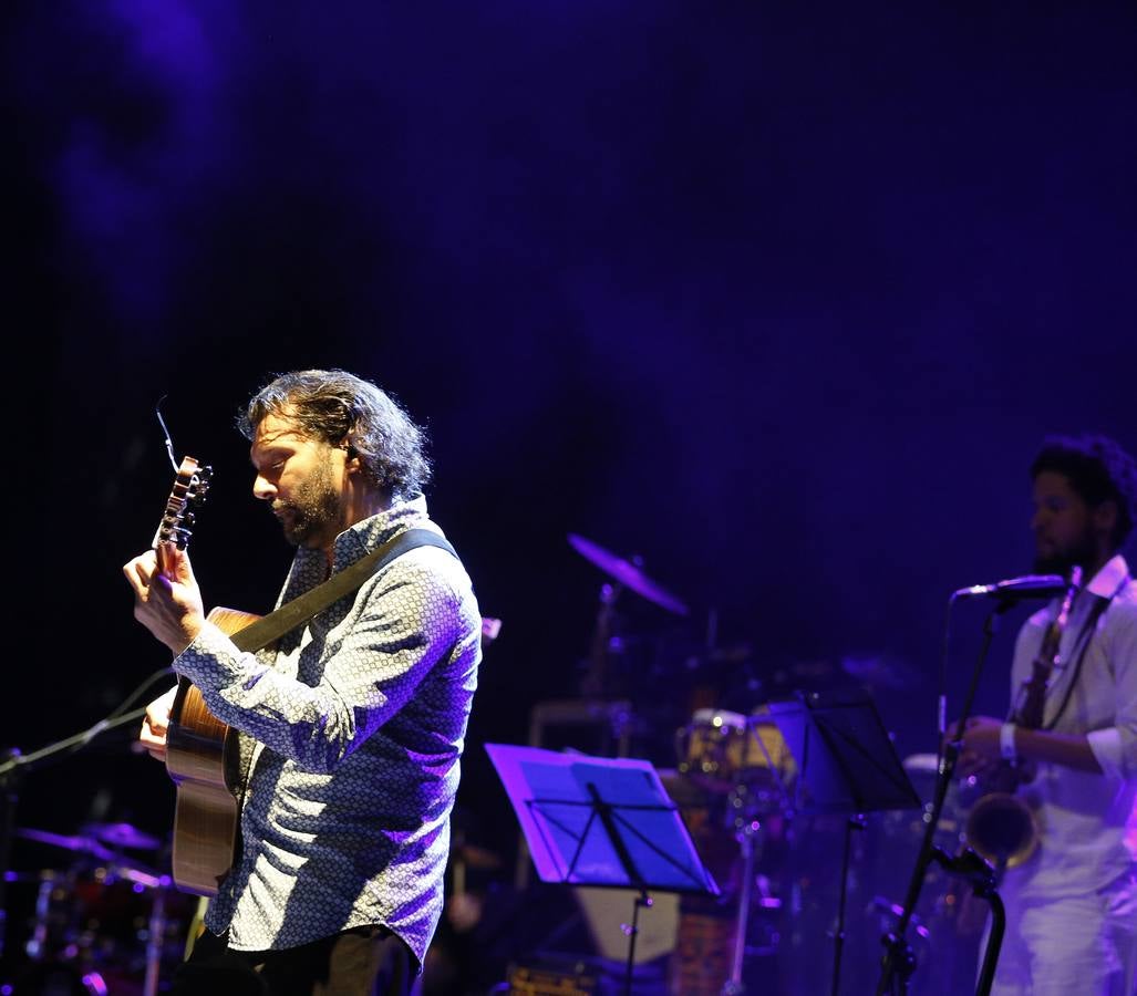 Los Conciertos de Viveros de la Gran Feria de Valencia acogieron este miércoles, 17 de julio, la reunión de Ketama dentro de la gira 'No estamos locos'. El trío del cantante Antonio Carmona y los guitarristas Juan José y José Miguel Carmona anunció su vuelta a los escenarios en noviembre de 2018, 14 años después de su separación.