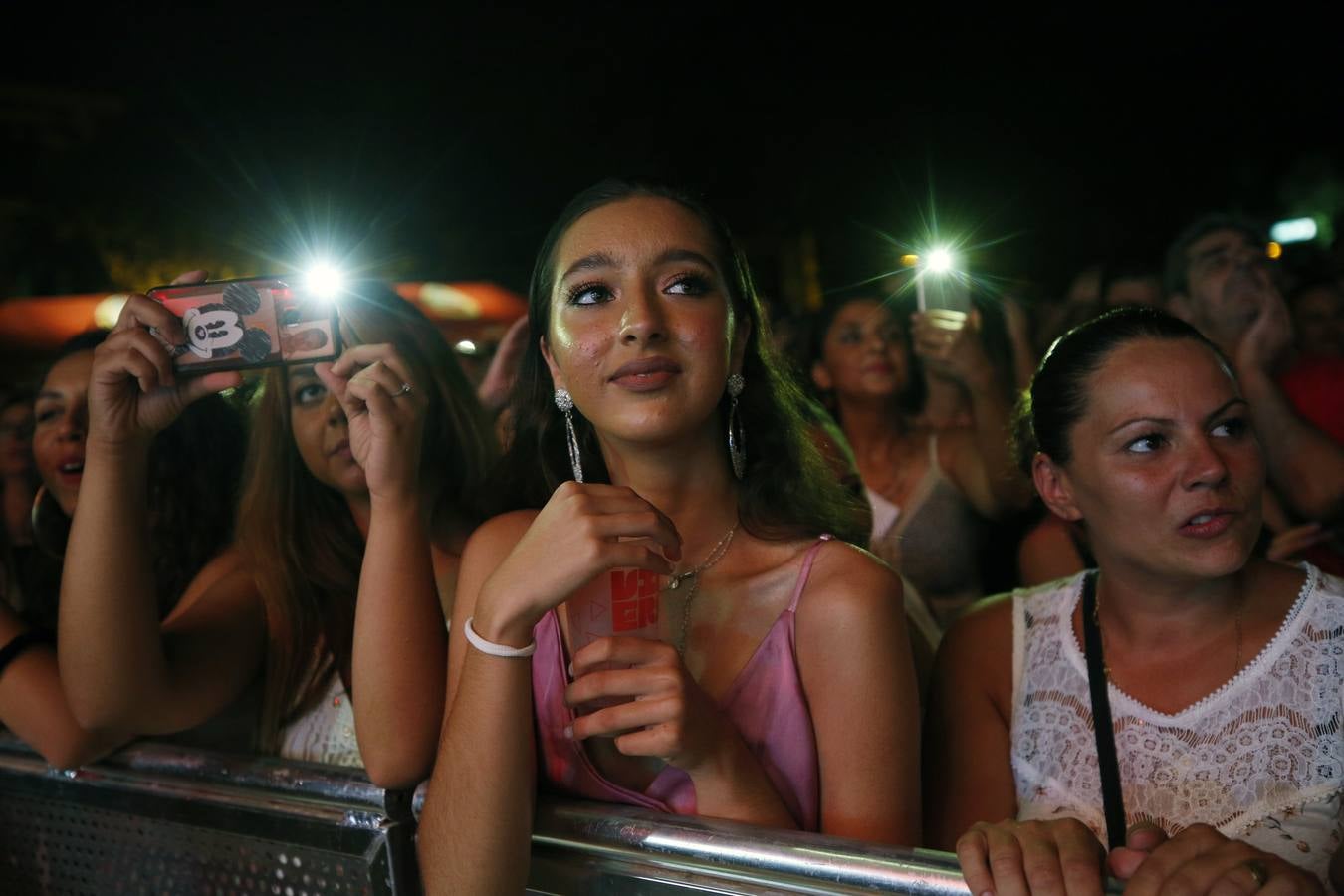 Los Conciertos de Viveros de la Gran Feria de Valencia acogieron este miércoles, 17 de julio, la reunión de Ketama dentro de la gira 'No estamos locos'. El trío del cantante Antonio Carmona y los guitarristas Juan José y José Miguel Carmona anunció su vuelta a los escenarios en noviembre de 2018, 14 años después de su separación.