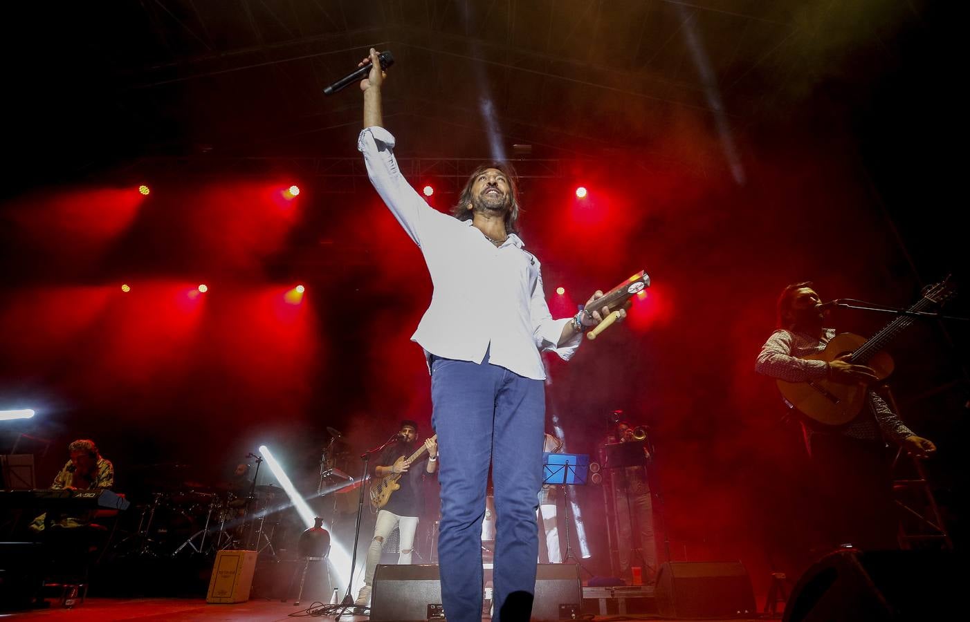 Los Conciertos de Viveros de la Gran Feria de Valencia acogieron este miércoles, 17 de julio, la reunión de Ketama dentro de la gira 'No estamos locos'. El trío del cantante Antonio Carmona y los guitarristas Juan José y José Miguel Carmona anunció su vuelta a los escenarios en noviembre de 2018, 14 años después de su separación.