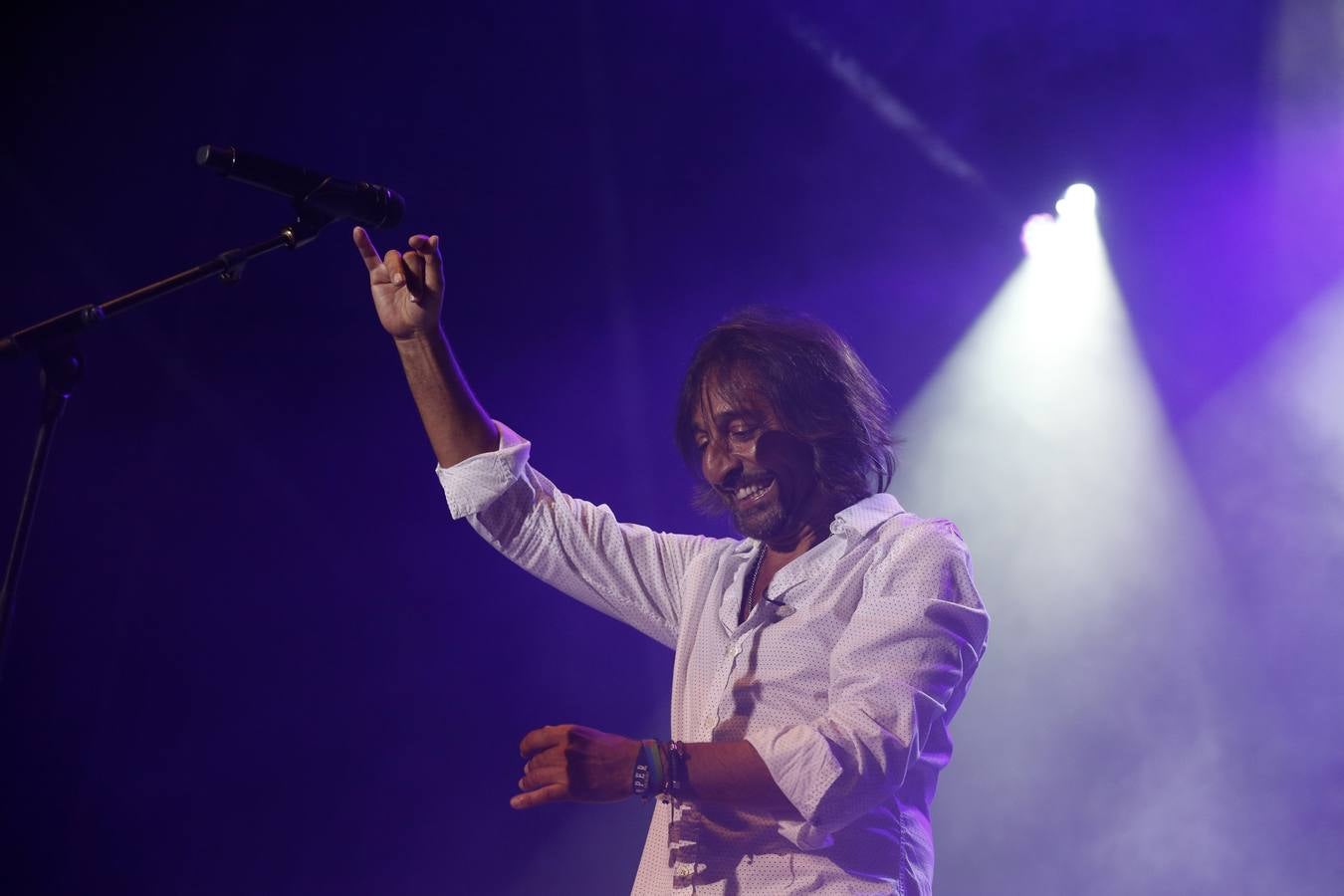 Los Conciertos de Viveros de la Gran Feria de Valencia acogieron este miércoles, 17 de julio, la reunión de Ketama dentro de la gira 'No estamos locos'. El trío del cantante Antonio Carmona y los guitarristas Juan José y José Miguel Carmona anunció su vuelta a los escenarios en noviembre de 2018, 14 años después de su separación.