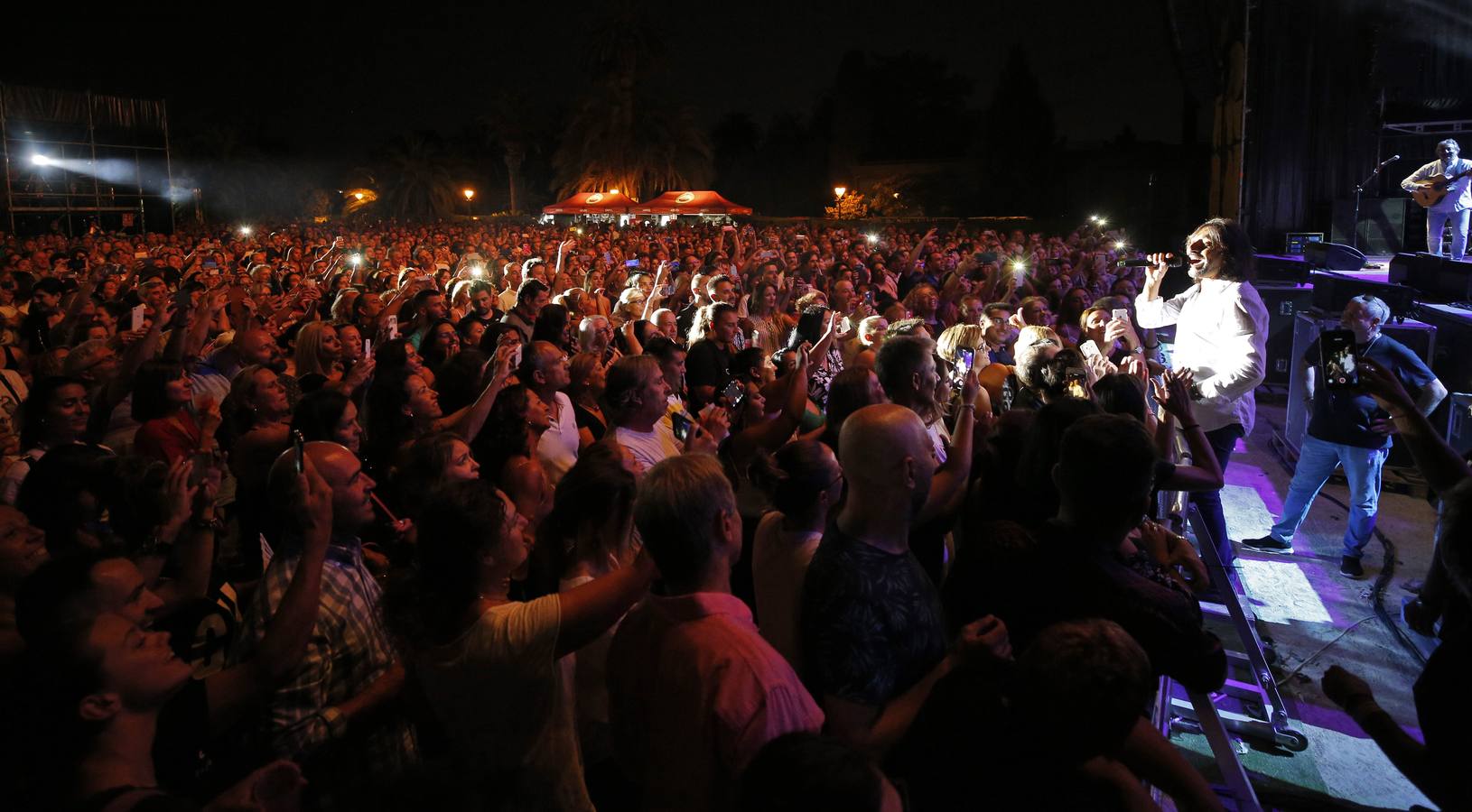 Los Conciertos de Viveros de la Gran Feria de Valencia acogieron este miércoles, 17 de julio, la reunión de Ketama dentro de la gira 'No estamos locos'. El trío del cantante Antonio Carmona y los guitarristas Juan José y José Miguel Carmona anunció su vuelta a los escenarios en noviembre de 2018, 14 años después de su separación.