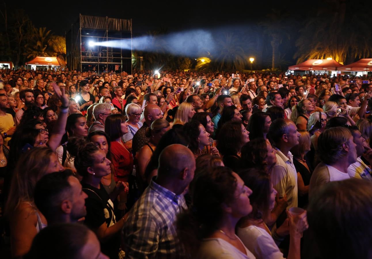 Los Conciertos de Viveros de la Gran Feria de Valencia acogieron este miércoles, 17 de julio, la reunión de Ketama dentro de la gira 'No estamos locos'. El trío del cantante Antonio Carmona y los guitarristas Juan José y José Miguel Carmona anunció su vuelta a los escenarios en noviembre de 2018, 14 años después de su separación.