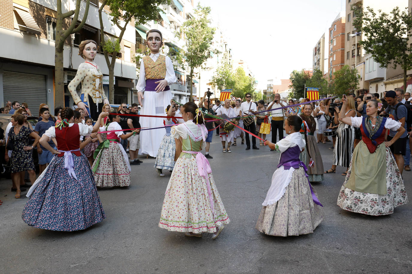 Miles de personas se dan cita en esta tradicional cabalgata en la que se entrengan diferentes piezas de cerámica. Es uno de los actos principales de las Fiestas de Manises que se celebran hasta final del mes de julio.