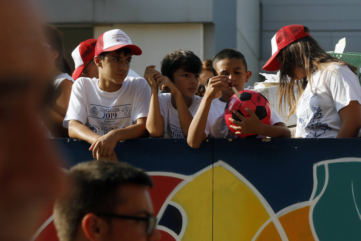 Miles de personas se dan cita en esta tradicional cabalgata en la que se entrengan diferentes piezas de cerámica. Es uno de los actos principales de las Fiestas de Manises que se celebran hasta final del mes de julio.