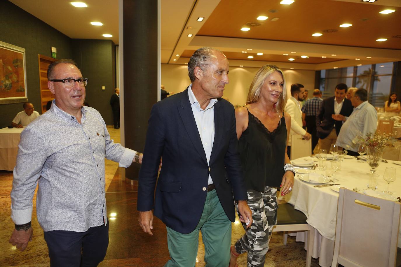 Exdirigentes del Partido Popular valenciano exigen más liderazgo en un encuentro en el que Camps interviene para lamentar los resultados, cuestionar la dirección de Bonig y defender que imputado no es sinónimo de condenado. 