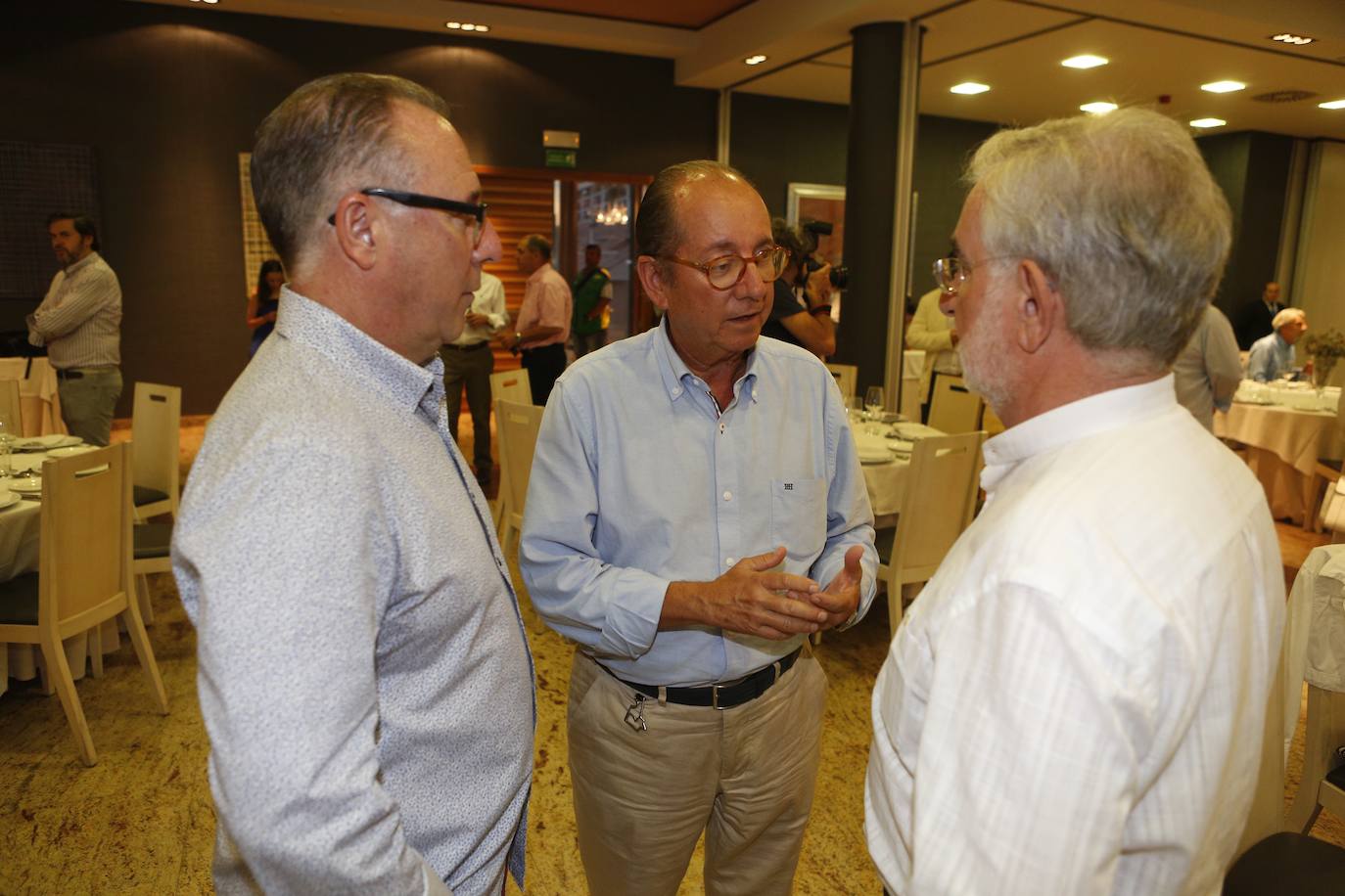 Exdirigentes del Partido Popular valenciano exigen más liderazgo en un encuentro en el que Camps interviene para lamentar los resultados, cuestionar la dirección de Bonig y defender que imputado no es sinónimo de condenado. 