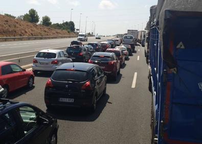 Imagen secundaria 1 - Operación Salida DGT | Un camión parado en el arcén del by-pass provoca la colisión de un turismo en el que viajaba un bebé de once meses