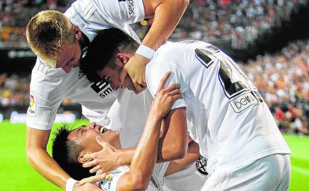 Kang In Lee celebra un gol ante el Bayer Leverkusen en Mestalla. 