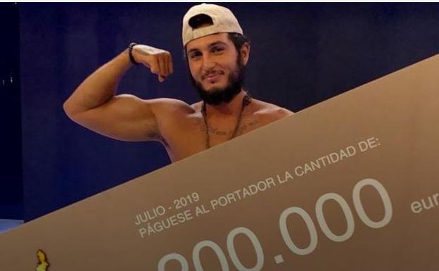 Omar, con su cheque como ganador de Supervivientes 2019. 