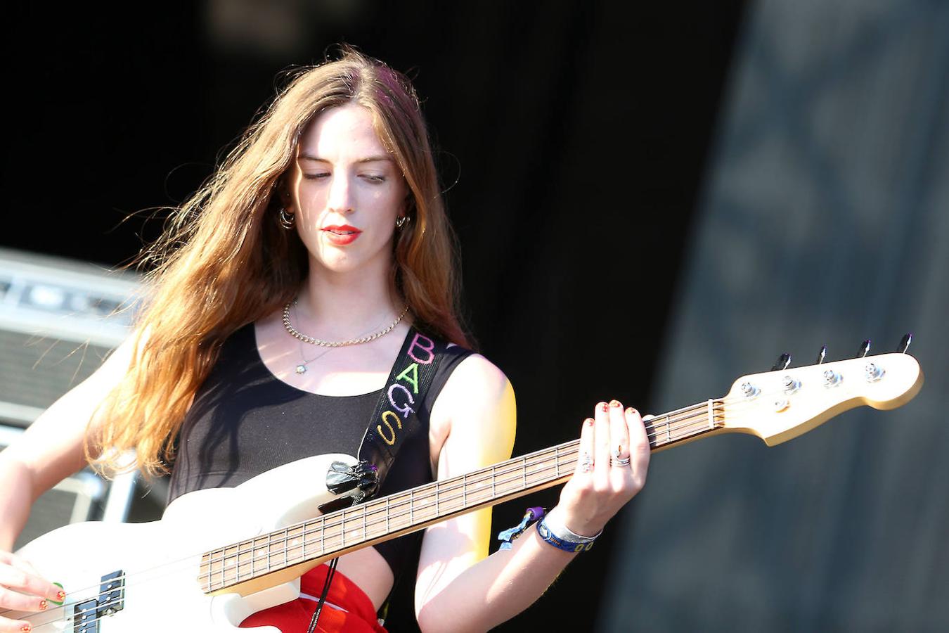 El FIB de Benicàssim sigue al mismo ritmo en su segundo día de celebración. Este viernes actuaciones de lo más esperadas pisaron los diferentes escenarios que la localidad castellonense ha preparado para los más festivaleros. Voces como la de Lana del Rey, The 1975, The Hunna, Monterrosa, Superorganism, The Big Moon, Barney Fletcher y Yellow Days hicieron vibrar a todo el público. 