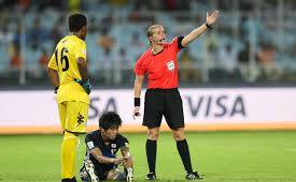 Esther Staubli, la primera mujer que arbitra un partido del Valencia