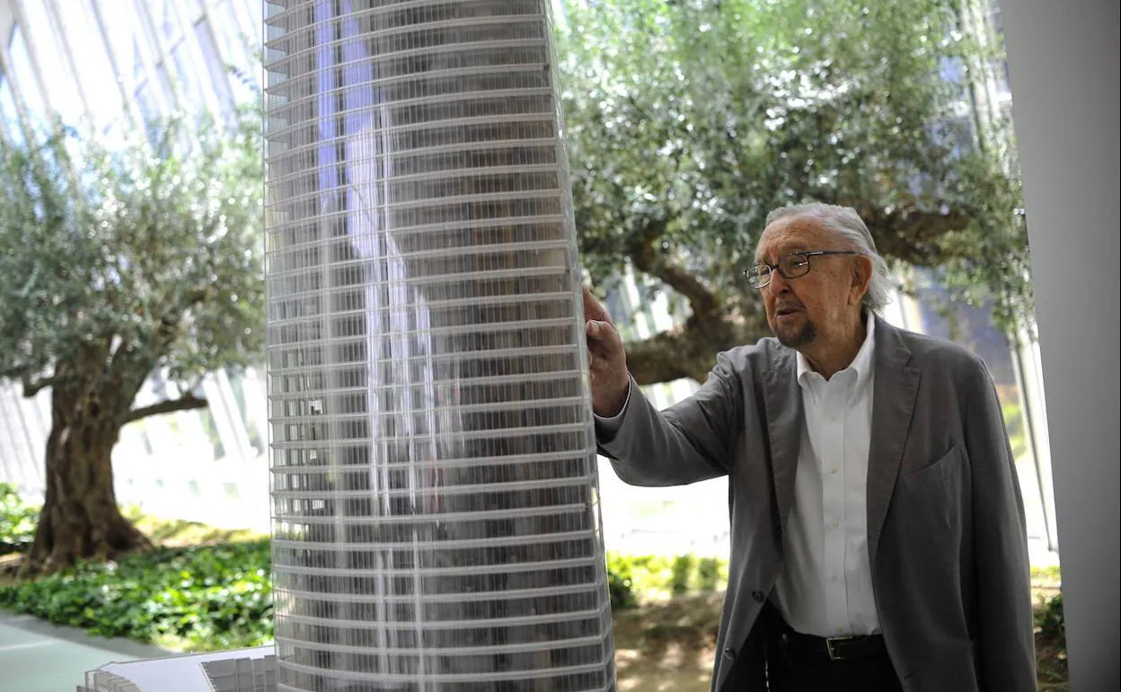 El arquitecto argentino César Pelli, junto a una maqueta de la Torre Iberdrola de Bilbao.