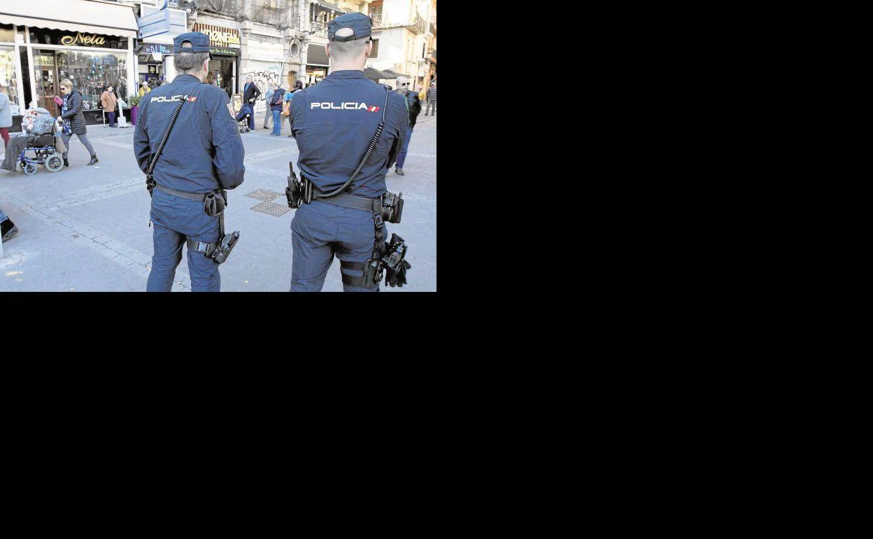 Agentes de la Policía Nacional, en las calles de Valencia.