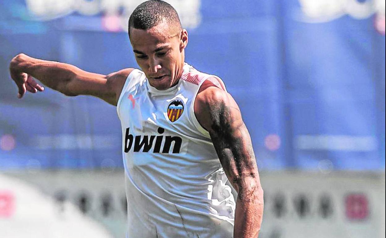 Rodrigo chuta durante el entrenamiento de ayer.