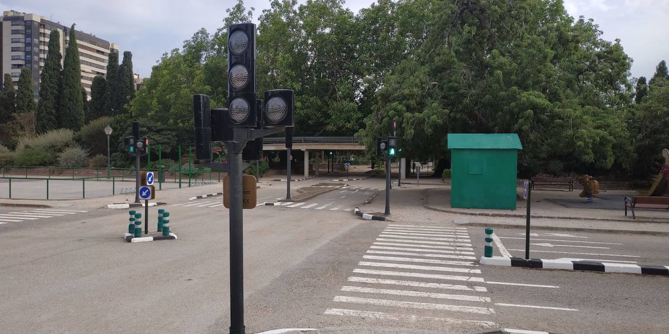 Imagen principal - Imágenes 1 y 2: Parque de Educación Viaria. Imagen 3: Jacob García, vecino que visita el parque con sus hijos.